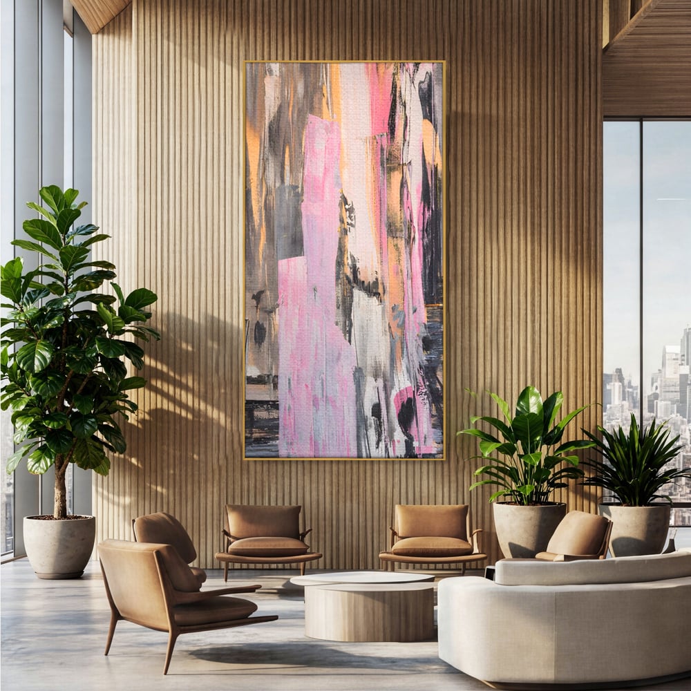 Tablou canvas cu pictura abstracta cu dungi roz, in rama de aluminiu auriu, pe perete intr-un birou